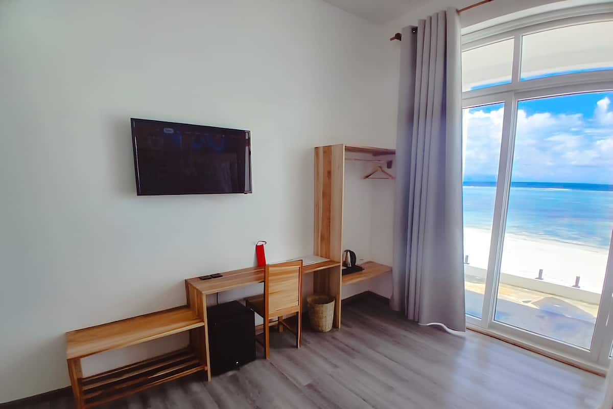 Minibar, in-room safe, desk, free WiFi