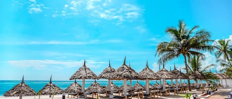 Piscine extérieure, chaises longues