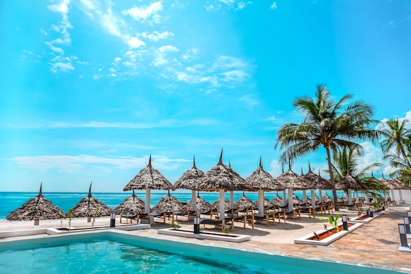 Outdoor pool, open 9:00 AM to 6:00 PM, pool loungers