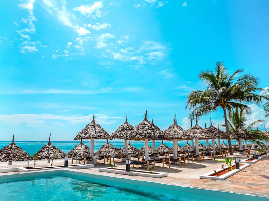 Piscina externa, funciona das 9h às 18h, espreguiçadeiras