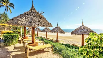 Bãi biển riêng, cát trắng