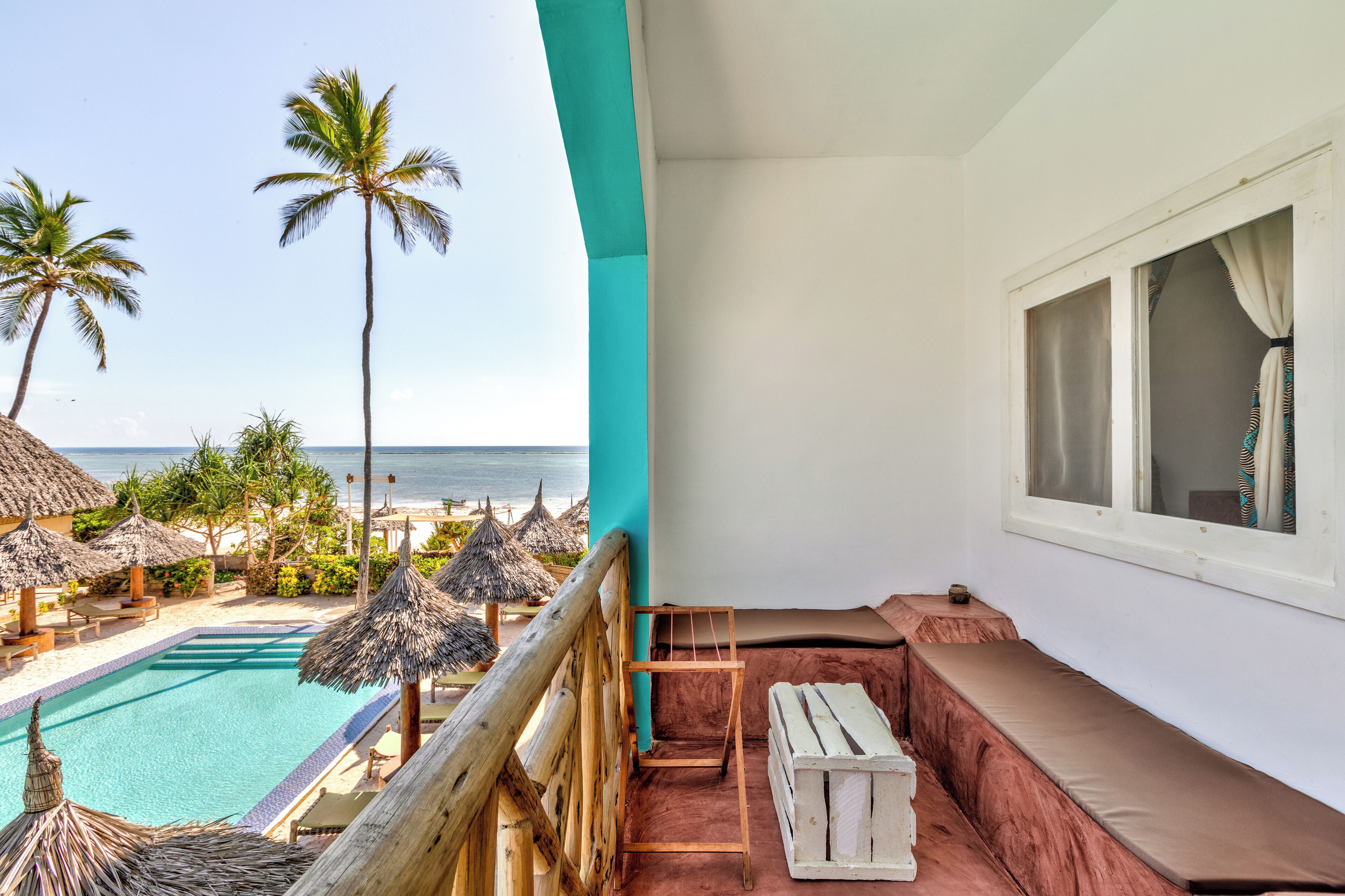 Habitación clásica, 1 habitación, vista parcial al océano, junto a la playa | Minibar, caja de seguridad en la habitación, escritorio y wifi gratis 