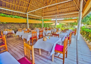 Petit déjeuner, déjeuner et dîner servis sur place, vue sur la piscine