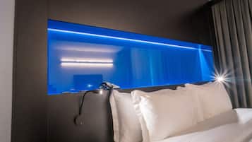 Minibar, caja de seguridad en la habitación y decoración personalizada