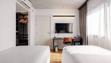 Quarto superior, 2 camas de solteiro | Frigobar, cofres nos quartos, individualmente decorados, escrivaninha
