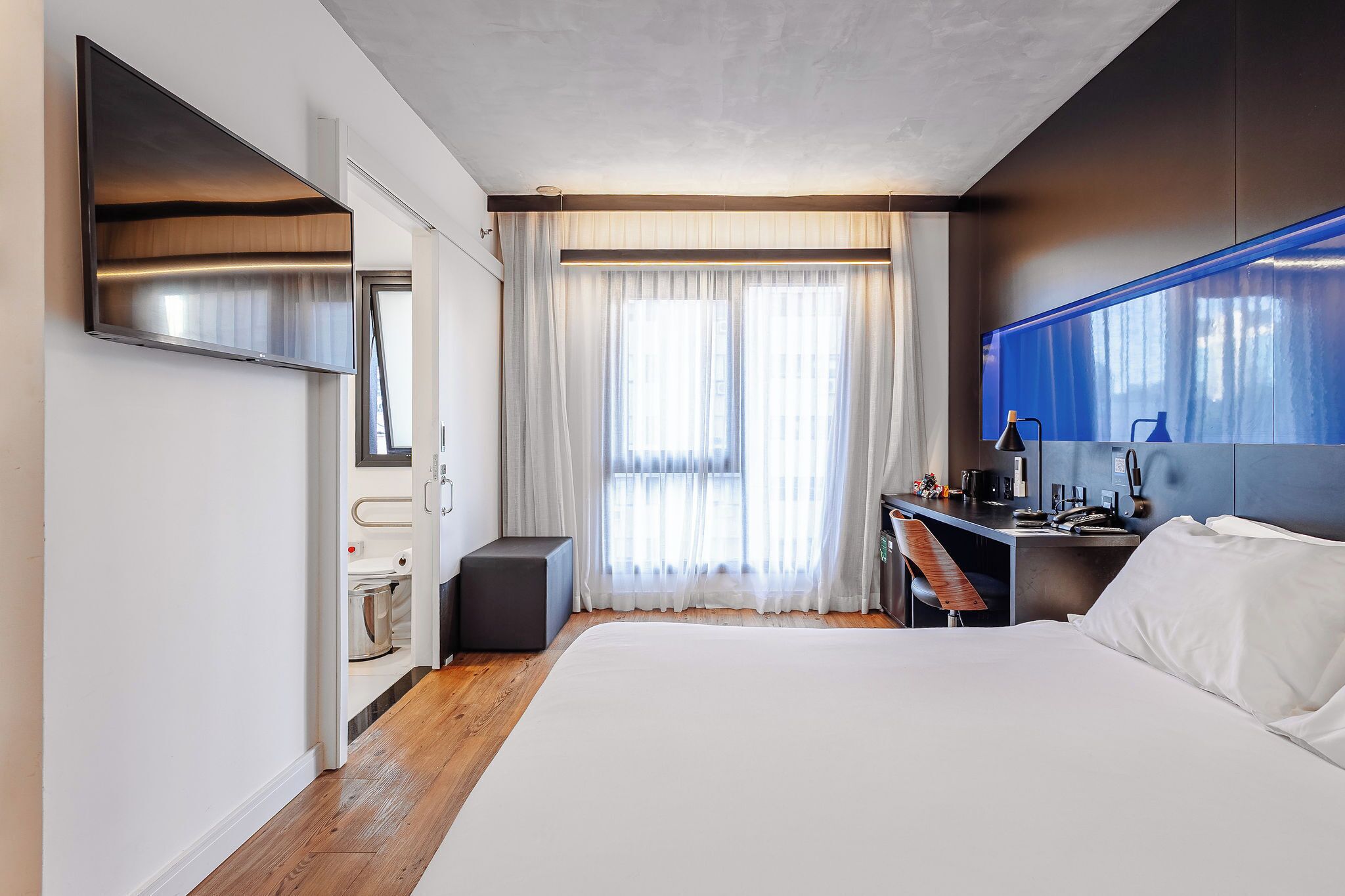 Quarto superior, 1 cama de casal, acessível | Frigobar, cofres nos quartos, individualmente decorados, escrivaninha