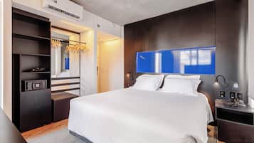 Executive Room, 1 Queen Bed | Bathroom | Shower, rainfall showerhead, free toiletries, hair dryer