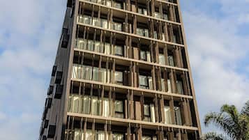 Un edificio de varios pisos con fachada plana, amplias ventanas y un letrero que dice 'PARK PLAZA'.