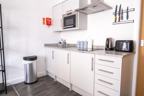 Geladeira, micro-ondas, cooktop, cafeteira/chaleira