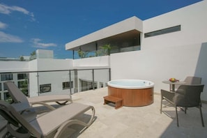 Outdoor spa tub