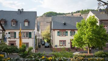 Eine traditionelle europäische Stadt mit engen Gassen, charmanten Gebäuden und einer zentralen, von Bäumen gesäumten Straße.