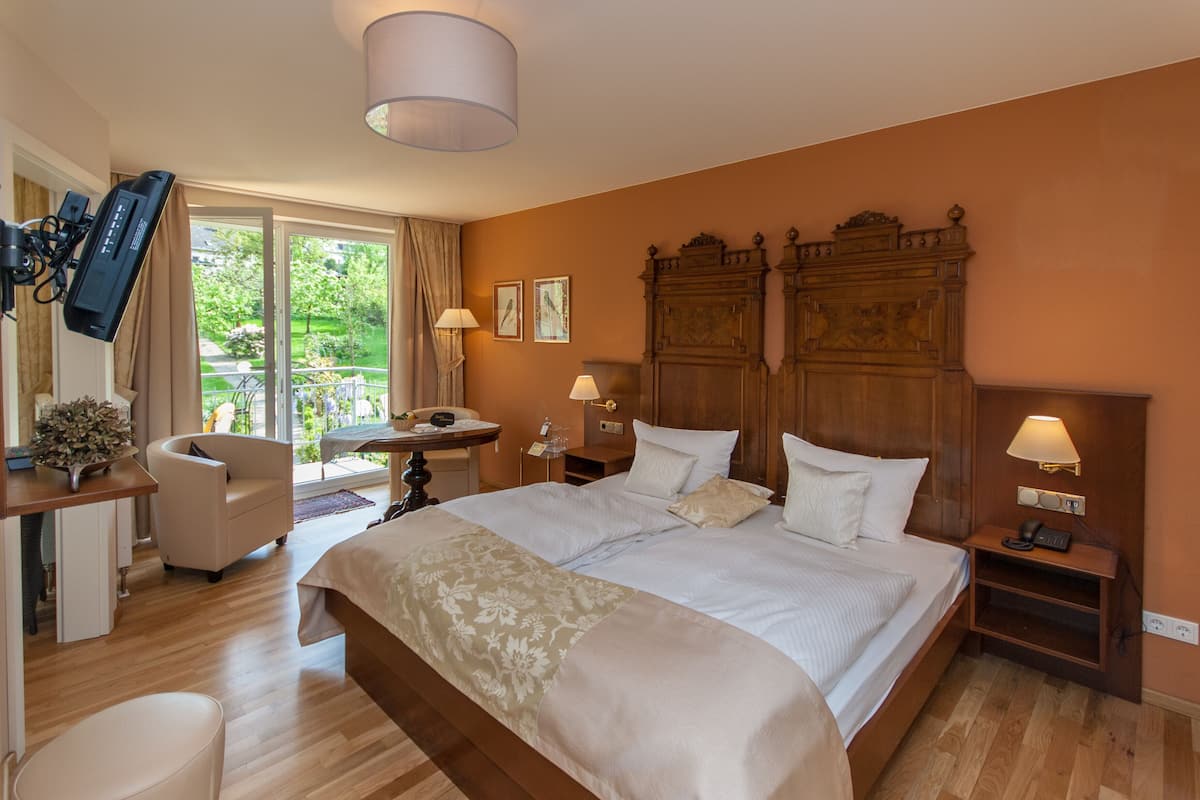 Suite junior, vista al jardín | 1 habitación, caja de seguridad en la habitación y cuna de viaje