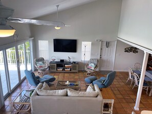 Smart TV, books - Great Pricing for Fall Fishing Vacation (Key Colony Beach)