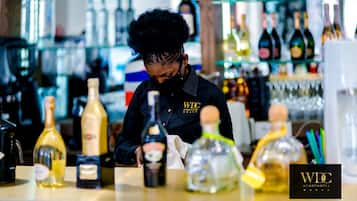 2 bars/lounges