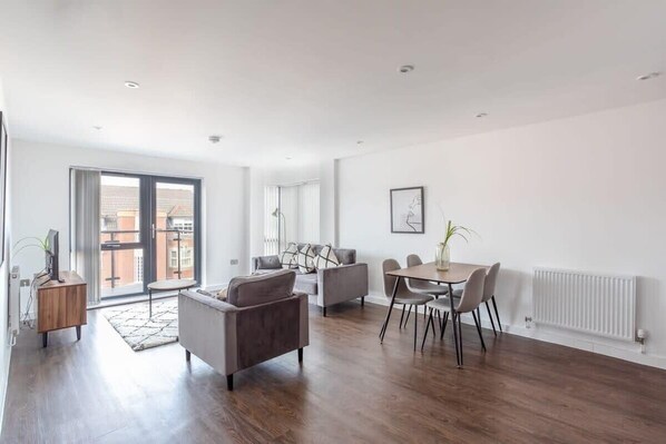 TV, offices - Stay Zeni, Ouse Court York Contemporary 2 Bed Flat (York)