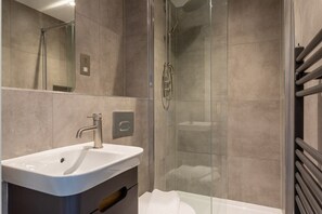 Badewanne, Haartrockner, Handtücher, Shampoo