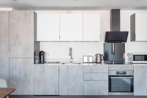 Kühlschrank, Mikrowelle, Ofen, Herdplatte