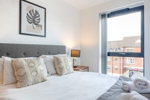 2 bedrooms, desk, iron/ironing board, WiFi - Stay Zeni, Ouse Court York Contemporary 2 Bed Flat (York)