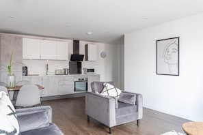 TV, offices - Stay Zeni, Ouse Court York Contemporary 2 Bed Flat (York)