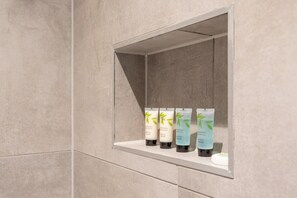 Badewanne, Haartrockner, Handtücher