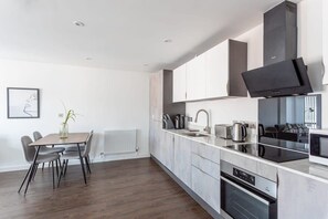 Kühlschrank, Mikrowelle, Ofen, Herdplatte