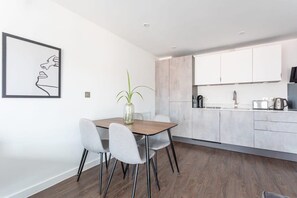 Dining - Stay Zeni, Ouse Court York Contemporary 2 Bed Flat (York)