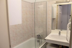 Bathtub - 250m from resort center, 1st floor, view mountain, terrace, tv, 33m², Vars (Vars)