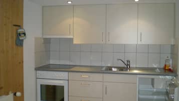 KĂŒhlschrank, Herdplatte, Wasserkocher, Toaster