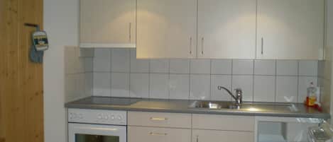 Frigorifero, piano cottura, bollitore elettrico, tostapane
