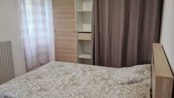 1 bedroom, iron/ironing board, travel cot, free WiFi