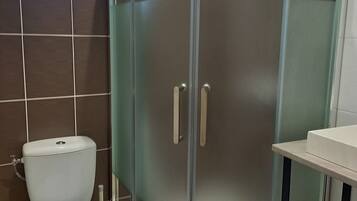 Een douche, een haardroger, toiletpapier