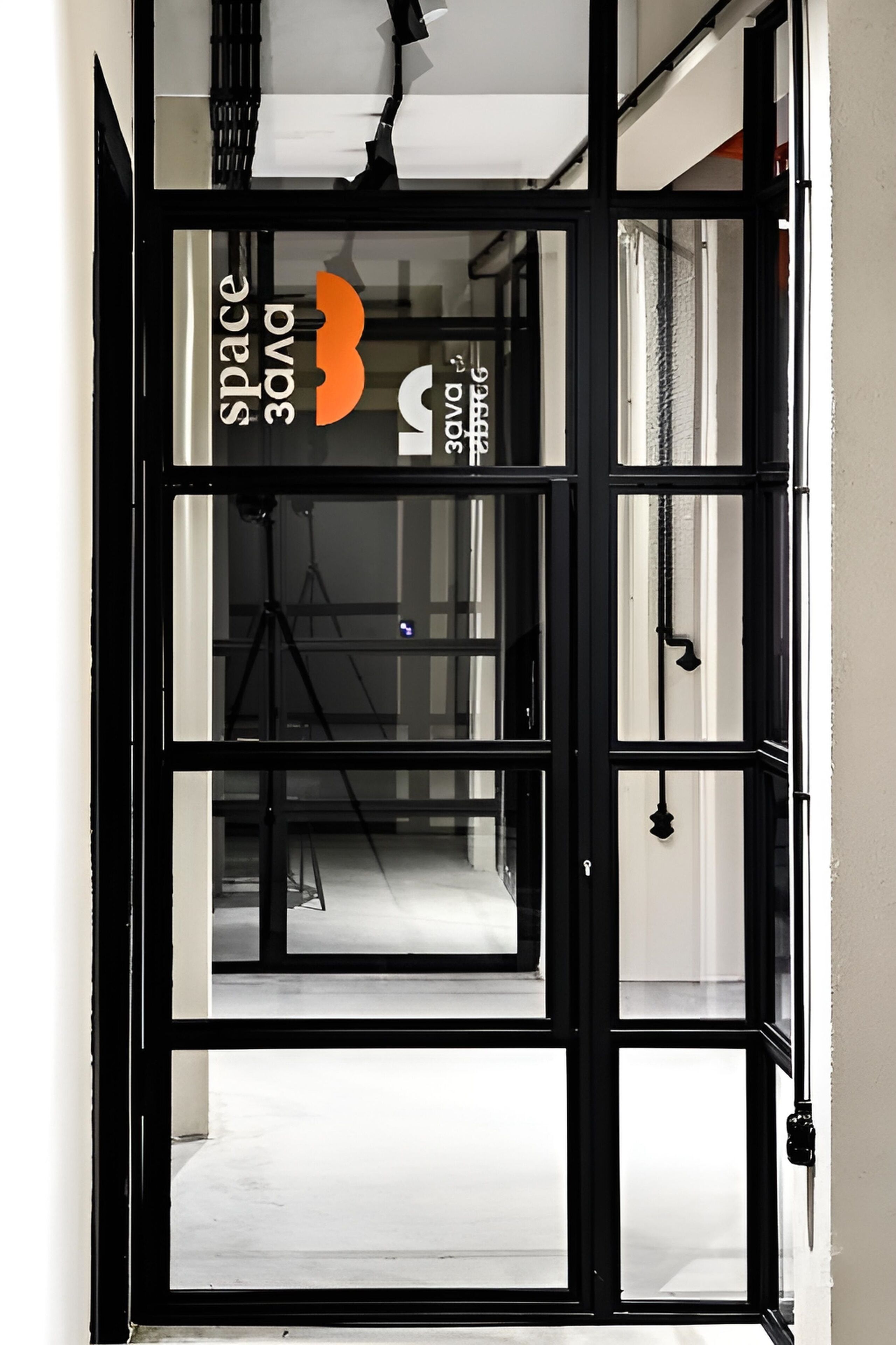 Una puerta con marco negro y un letrero que indica "Space 30" y "Space 35".