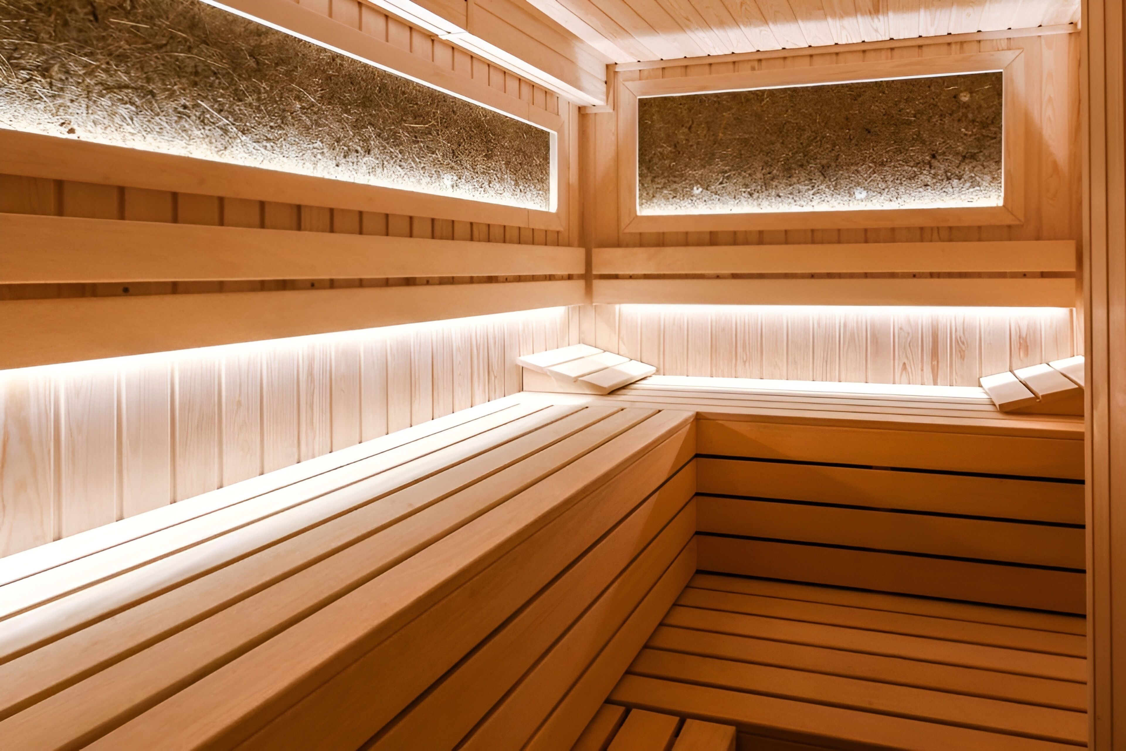Een sauna met houten banken en een schuin dak.