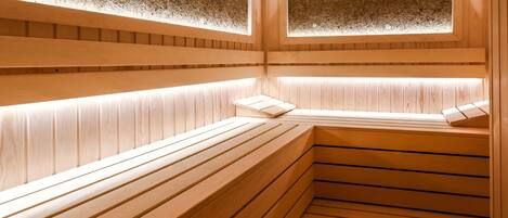 Een sauna met houten banken en een schuin dak.