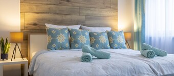 5 minutes from the pond with great hiking and biking trails