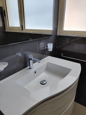 Dusche, Haartrockner, Bidet, Handtücher