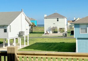Property grounds - TIDE'S UP - Close to beach, outdoor bar area, Dog Friendly - Sleeps 12 (Crystal Beach)