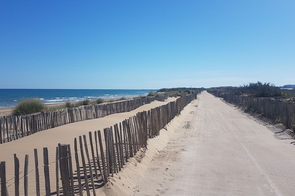 Ranta lähistöllä, rantapyyhkeitä