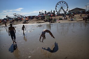 Ubicación cercana a la playa y tumbonas