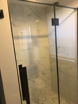 Douche, sèche-cheveux, serviettes fournies, papier toilette