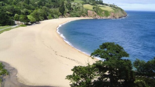 A beach with a curved shoreline, surrounded by green hills and trees. - Charming Chalet - Sleep 3/4 & Free Parking (Dartmouth)