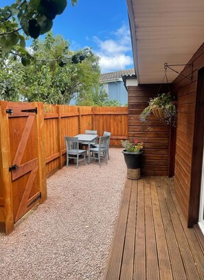 Outdoor dining - Charming Chalet - Sleep 3/4 & Free Parking (Dartmouth)