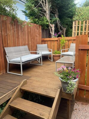 Chalet | Balcony - Charming Chalet - Sleep 3/4 & Free Parking (Dartmouth)