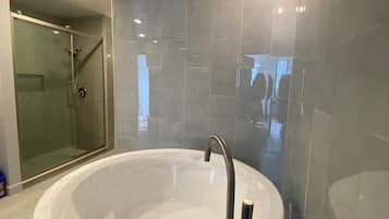 Combined shower/tub