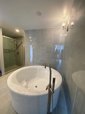 Combined shower/tub