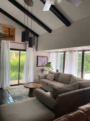 Smart TV, fireplace - Family vacation house (Enid)