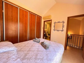 3 chambres, fer et planche à repasser, Wi-Fi, draps fournis