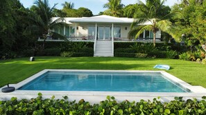 Outdoor pool, a heated pool - Pineapple Wine - Harbour Front (Dunmore Town)