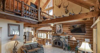 Log Home With Boat Launch, Huge Yard, Pool Table, Inside & Outside Games!