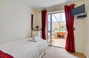 2 bedrooms, iron/ironing board, free WiFi, bed sheets